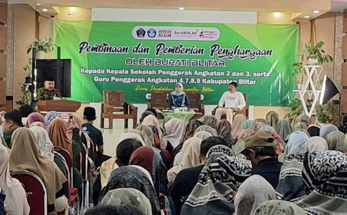 Ada Yel-Yel Cinta Mak Rini saat Pembinaan Kepsek dan Guru, Begini Penjelasan Kadindik Blitar Ada Yel-Yel Cinta Mak Rini saat Pembinaan Kepsek dan Guru, Begini Penjelasan Kadindik Blitar