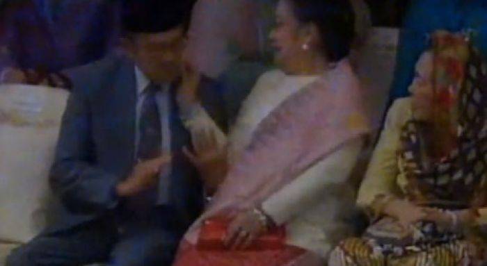 Asyik....Lipstik Mega Nempel di Pipi BJ Habibie Asyik....Lipstik Mega Nempel di Pipi BJ Habibie