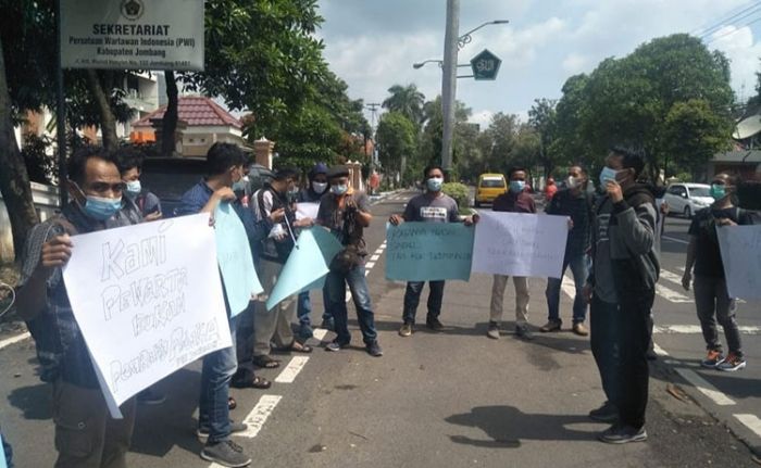 PWI Jombang Minta Penegak Hukum Tindak Tegas Aksi Kekerasan terhadap Jurnalis Tempo PWI Jombang Minta Penegak Hukum Tindak Tegas Aksi Kekerasan terhadap Jurnalis Tempo
