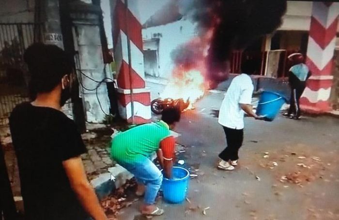 Sebuah Motor di Jember Terbakar, Pengendara Malah Kabur Sebuah Motor di Jember Terbakar, Pengendara Malah Kabur