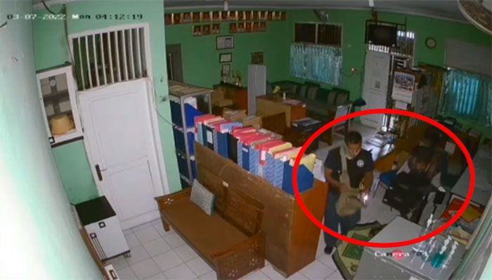 Dua Pelaku Pencuri Barang Elektronik di SDN Pengasinan Depok Terekam CCTV Dua Pelaku Pencuri Barang Elektronik di SDN Pengasinan Depok Terekam CCTV