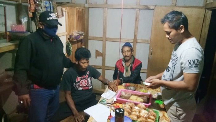 ​Ketangkap Basah Berjudi Togel, Dua Kakek di Ngawi Diciduk Polisi