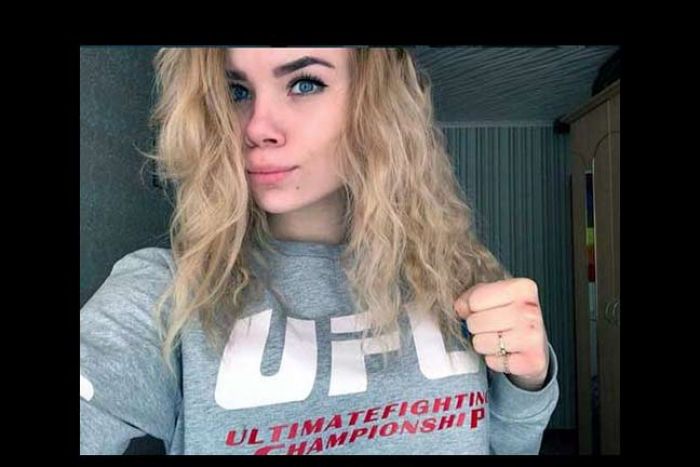 Gadis Juara Petarung MMA Rusia Tewas Kesetrum iPhone yang Jatuh ke Bak Air Gadis Juara Petarung MMA Rusia Tewas Kesetrum iPhone yang Jatuh ke Bak Air