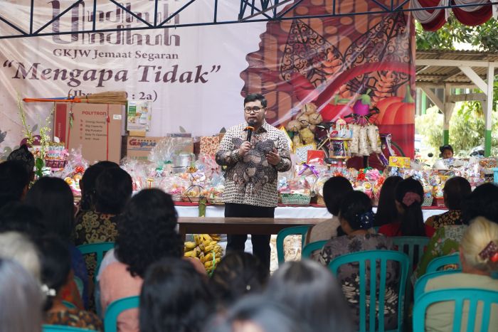 Bupati Kediri Buka Lelang Hasil Bumi di Perayaan Undhuh-Undhuh GKJW Segaran Bupati Kediri Buka Lelang Hasil Bumi di Perayaan Undhuh-Undhuh GKJW Segaran