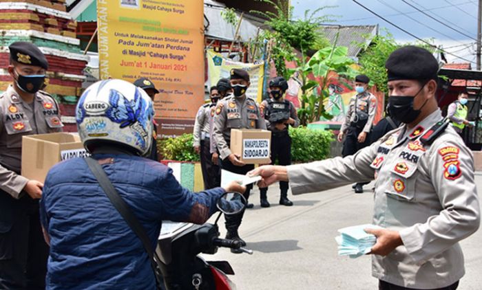 Pandemi Belum Berakhir, Polresta Sidoarjo Masifkan Penyemprotan Disinfektan dan Bagikan Masker Pandemi Belum Berakhir, Polresta Sidoarjo Masifkan Penyemprotan Disinfektan dan Bagikan Masker