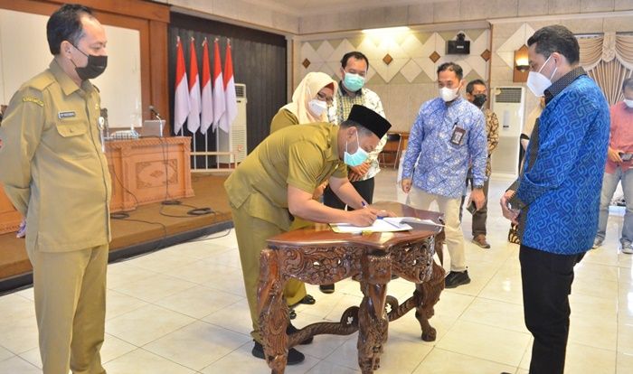 Disaksikan KPK, Bupati Gus Yani Terima Penyerahan PSU 6 Perumahan Disaksikan KPK, Bupati Gus Yani Terima Penyerahan PSU 6 Perumahan