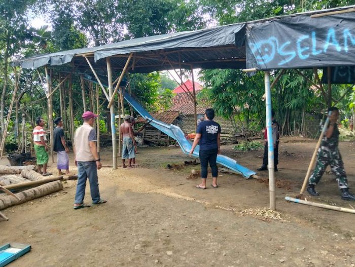 Polisi Bongkar Arena Judi Balap Kelereng yang Resahkan Masyarakat di Pamekasan Polisi Bongkar Arena Judi Balap Kelereng yang Resahkan Masyarakat di Pamekasan
