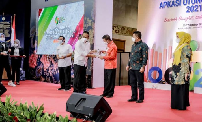 Pemkab Jember Dinobatkan Sebagai Juara Umum dalam Apkasi Otonomi Expo 2021 Pemkab Jember Dinobatkan Sebagai Juara Umum dalam Apkasi Otonomi Expo 2021