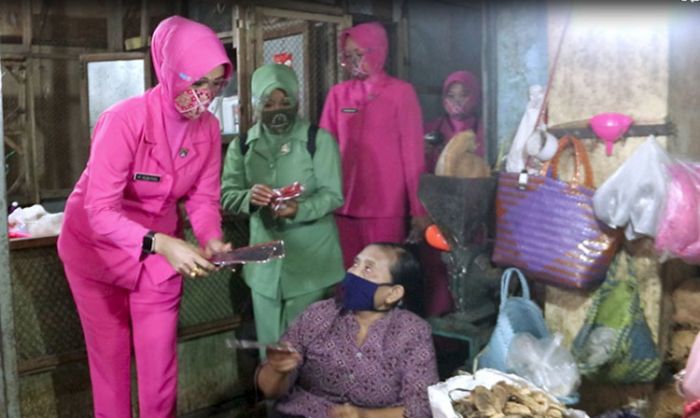 Gelorakan Jatim Bermasker, Bhayangkari dan Persit Ngawi Blusukan ke Pasar Tradisional Gelorakan Jatim Bermasker, Bhayangkari dan Persit Ngawi Blusukan ke Pasar Tradisional