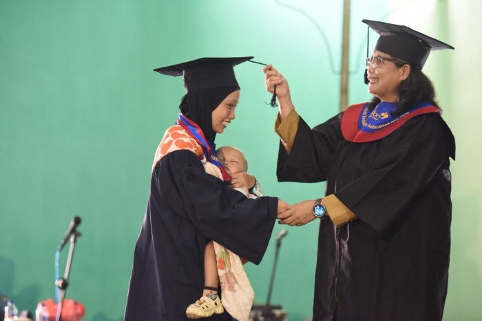 Wisuda SOTH Mojoroto, Pj Wali Kota Kediri: Tak Hanya Ibu, Ayah Harus Aktif pada Pola Asuh Anak Wisuda SOTH Mojoroto, Pj Wali Kota Kediri: Tak Hanya Ibu, Ayah Harus Aktif pada Pola Asuh Anak