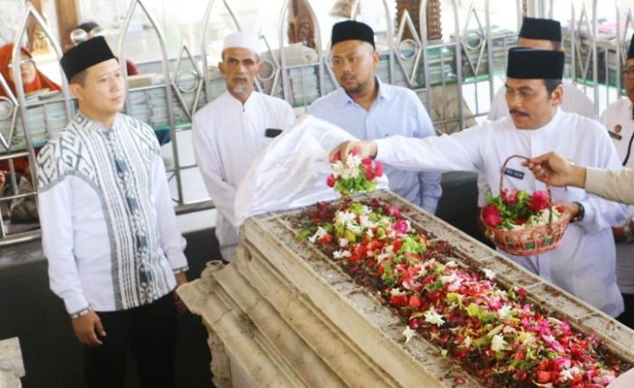 Pimpin Ziarah ke Makam Waliyullah, Wabup Qosim Doakan Gresik Terbebas Virus Corona Pimpin Ziarah ke Makam Waliyullah, Wabup Qosim Doakan Gresik Terbebas Virus Corona