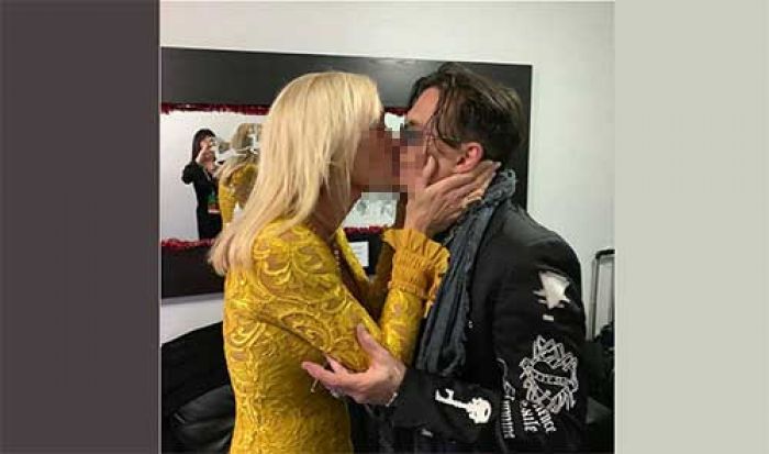 Johnny Depp Mencium Bibir Penyanyi Rock Amatiran dan Sumbang 2 Gitar Senilai Rp 722 Juta Johnny Depp Mencium Bibir Penyanyi Rock Amatiran dan Sumbang 2 Gitar Senilai Rp 722 Juta