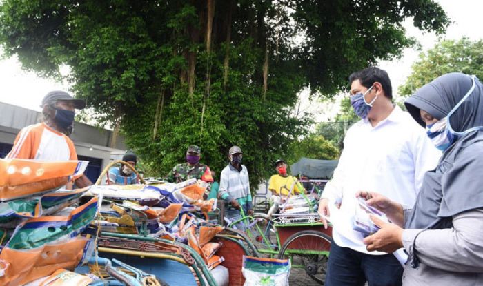 Wali Kota Kediri Bagikan Kartu Sahabat kepada 23.840 KK Wali Kota Kediri Bagikan Kartu Sahabat kepada 23.840 KK