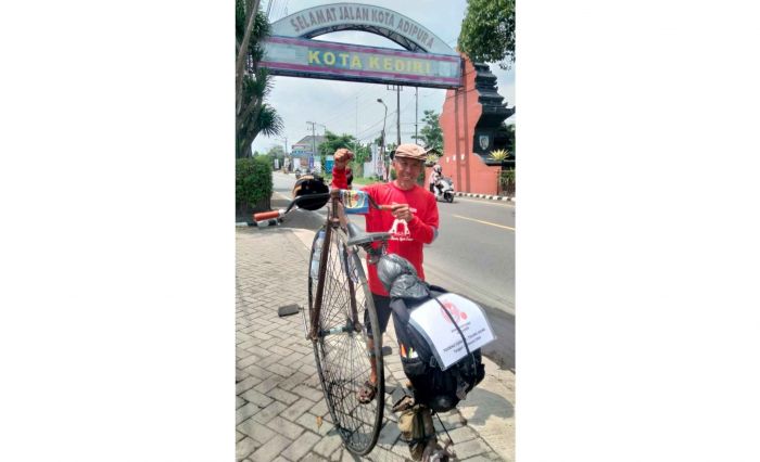 Pakai Sepeda Penny Farthing, Dede Ngonthel Cianjur - Tulungagung