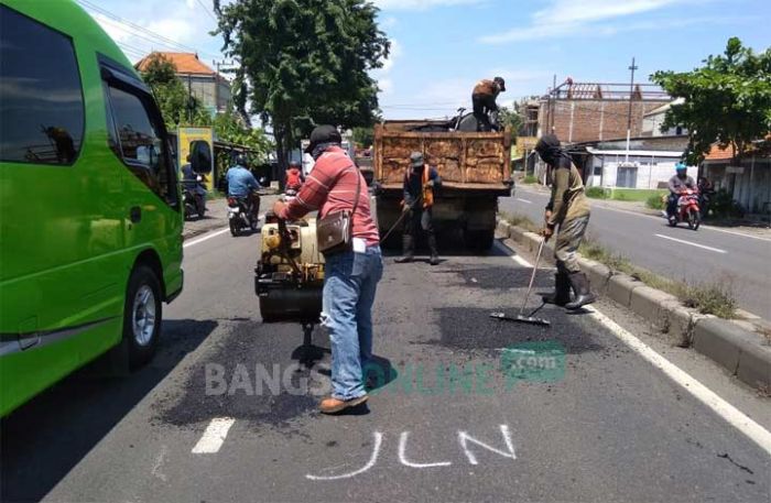 Kerusakan Jalur Protokol Rambah Mojokerto, Satker PJN Baru Turun Setelah Ramai di Sosmed Kerusakan Jalur Protokol Rambah Mojokerto, Satker PJN Baru Turun Setelah Ramai di Sosmed