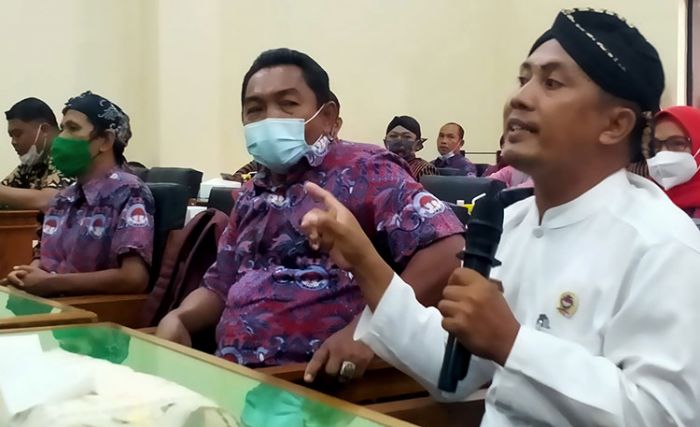 Datangi Gedung DPRD Trenggalek, Puluhan Perwakilan Perangkat Desa Tolak Refocusing ADD Datangi Gedung DPRD Trenggalek, Puluhan Perwakilan Perangkat Desa Tolak Refocusing ADD