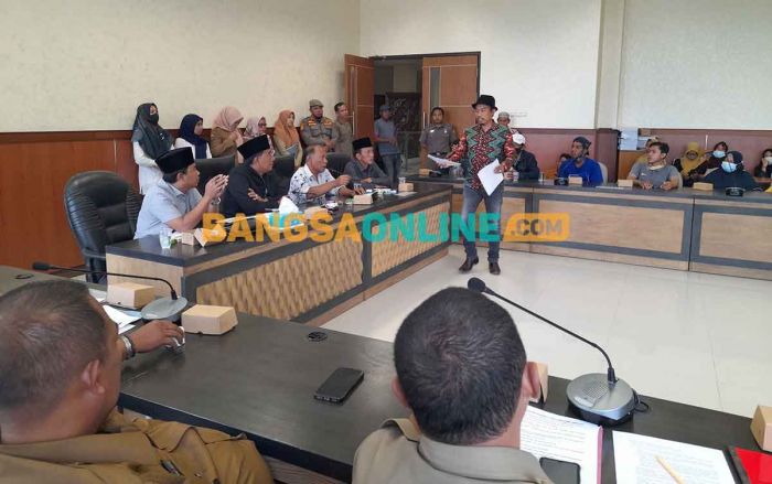 Anggota Komisi B DPRD Bangkalan ini Minta Perbaikan Infrastruktur Pasar Ki Lemah Duwur Anggota Komisi B DPRD Bangkalan ini Minta Perbaikan Infrastruktur Pasar Ki Lemah Duwur