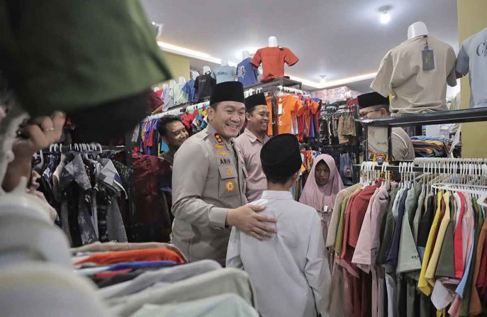 Riangnya Anak Yatim Piatu saat Diajak Kapolres Blitar Belanja Baju Lebaran Riangnya Anak Yatim Piatu saat Diajak Kapolres Blitar Belanja Baju Lebaran