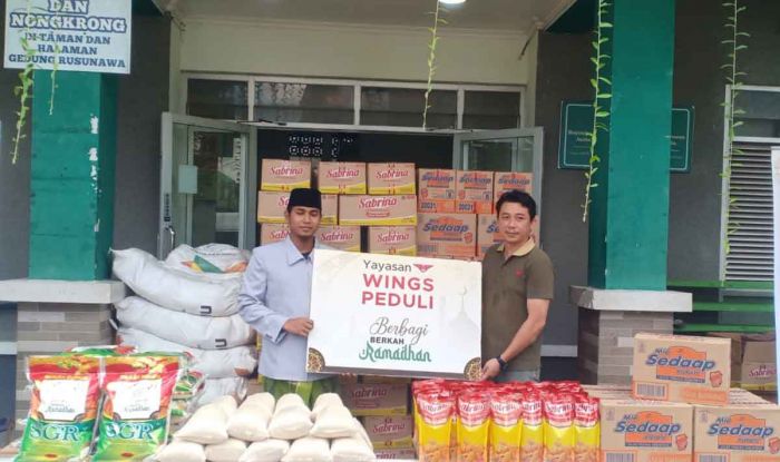 Tebar Berkah Ramadan, Yayasan Wings Peduli Bagikan Paket Sembako ke Pondok Pesantren Lirboyo.