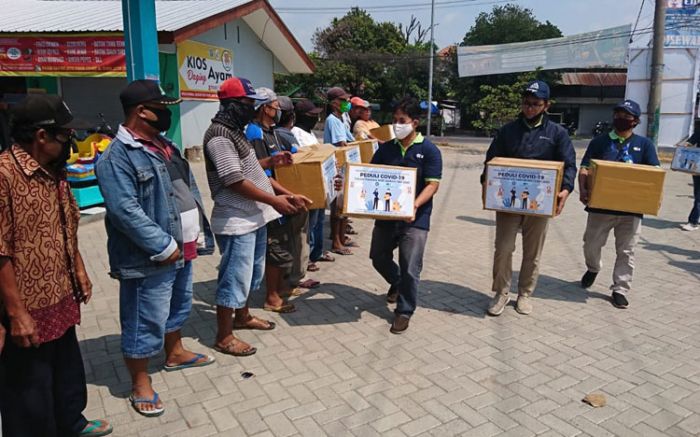 Karyawan Pabrik Kosmetik Bagi Sembako ke Supeltas Karyawan Pabrik Kosmetik Bagi Sembako ke Supeltas