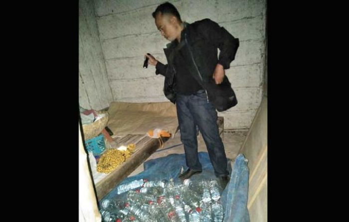 Khawatir Operasi Bocor, Tim Saber Miras Gerebek Produsen Arak Malam Hari Khawatir Operasi Bocor, Tim Saber Miras Gerebek Produsen Arak Malam Hari