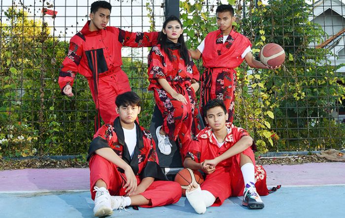 Peringati HUT Ke-76 RI, Desainer Embran Nawawi Tampilkan Fashion Vibe Bertemakan Kemerdekaan Peringati HUT Ke-76 RI, Desainer Embran Nawawi Tampilkan Fashion Vibe Bertemakan Kemerdekaan