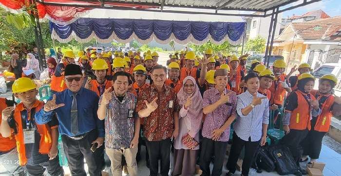 Ikut Uji Kompetensi Tukang Pasang Bata, Dirjend Bina Kontruksi Apresiasi Wanita Bangkalan Ikut Uji Kompetensi Tukang Pasang Bata, Dirjend Bina Kontruksi Apresiasi Wanita Bangkalan