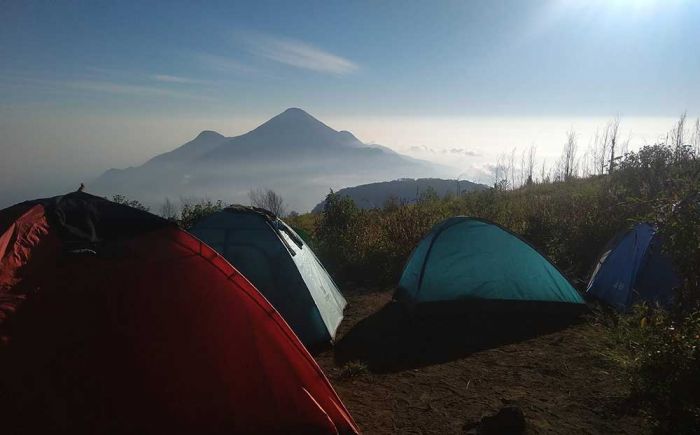 Jangan Dijahit! Begini Cara Mengatasi Tenda Bocor Saat di Gunung