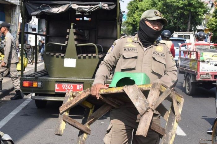 Satpol PP Surabaya Terjunkan 50 Petugas untuk Tertibkan Lapak PKL di Jalan Kenjeran hingga Ngaglik Satpol PP Surabaya Terjunkan 50 Petugas untuk Tertibkan Lapak PKL di Jalan Kenjeran hingga Ngaglik