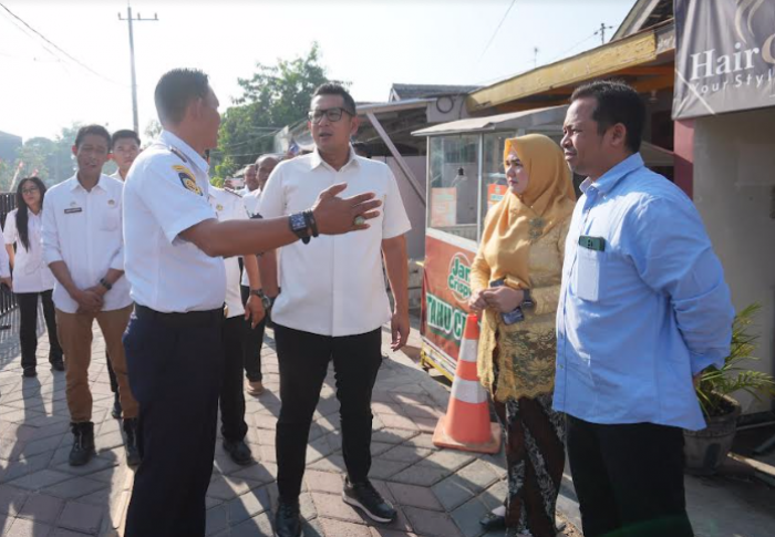 Tegaskan Kenyamanan Warga, Pj Wali Kota Mojokerto Tegur Stan Tenda yang Mengganggu di Trotoar Tegaskan Kenyamanan Warga, Pj Wali Kota Mojokerto Tegur Stan Tenda yang Mengganggu di Trotoar