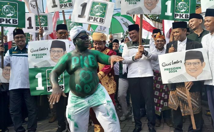 Bacaleg Berbaju Adat Mendaftar ke KPU, PKB Sidoarjo Incar 20 Kursi DPRD