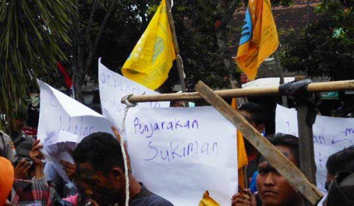 PMII Demo Kejari Lamongan, Protes Kepala BLH Tidak Ditahan Meski jadi Tersangka PMII Demo Kejari Lamongan, Protes Kepala BLH Tidak Ditahan Meski jadi Tersangka