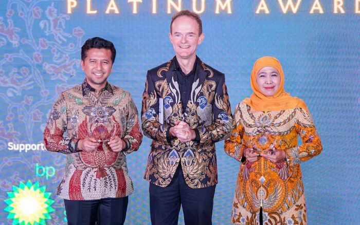 Khofifah-Emil Raih Penghargaan dari Duta Besar Inggris Khofifah-Emil Raih Penghargaan dari Duta Besar Inggris
