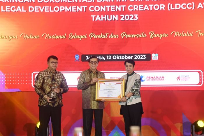 Menkumham Anugerahkan 57 Anggota JDIHN Terbaik Tahun 2023 Menkumham Anugerahkan 57 Anggota JDIHN Terbaik Tahun 2023