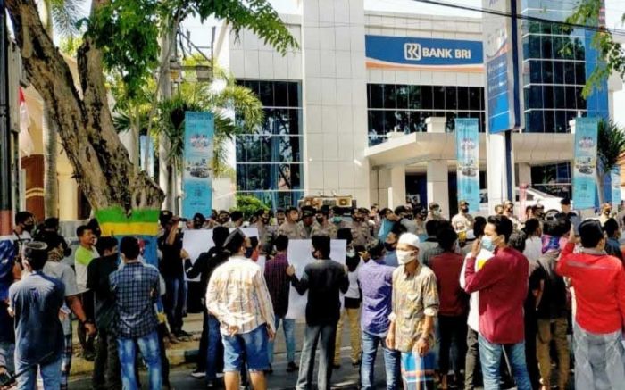 Nasabah BRI Pamekasan Korban Penipuan oleh Oknum Karyawan Nekat Nginap di Kantor Cabang Nasabah BRI Pamekasan Korban Penipuan oleh Oknum Karyawan Nekat Nginap di Kantor Cabang