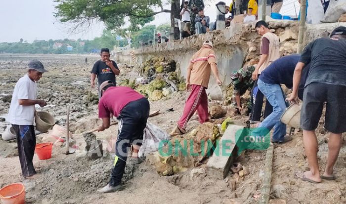 Plengsengan Bibir Pantai Paciran Rusak, Sudah Laporan tapi Belum Ada Perhatian Pemerintah