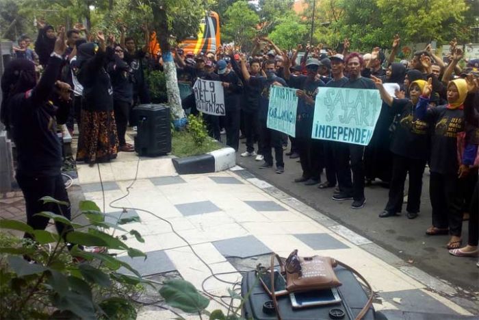 Usulkan Adanya Capres Independen, Puluhan Massa Gelar Aksi di Depan KPU Lamongan Usulkan Adanya Capres Independen, Puluhan Massa Gelar Aksi di Depan KPU Lamongan