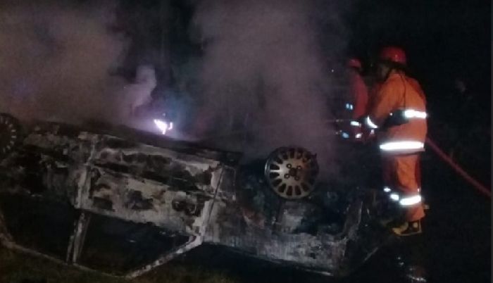 Antre di SPBU, Mobil Sedan Ludes Terbakar Antre di SPBU, Mobil Sedan Ludes Terbakar