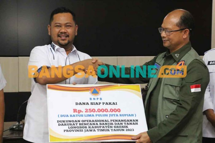 BNPB Bantu Rp250 Juta untuk Banjir dan Longsor di Bawean Gresik BNPB Bantu Rp250 Juta untuk Banjir dan Longsor di Bawean Gresik