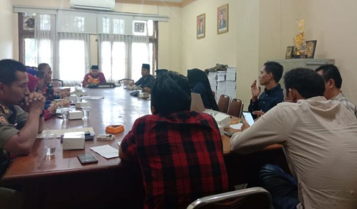Dugaan Bolos Berjamaah PNS Kecamatan Burneh, Komisi A Minta Dipasang CCTV dan Absensi Pengenal Wajah Dugaan Bolos Berjamaah PNS Kecamatan Burneh, Komisi A Minta Dipasang CCTV dan Absensi Pengenal Wajah