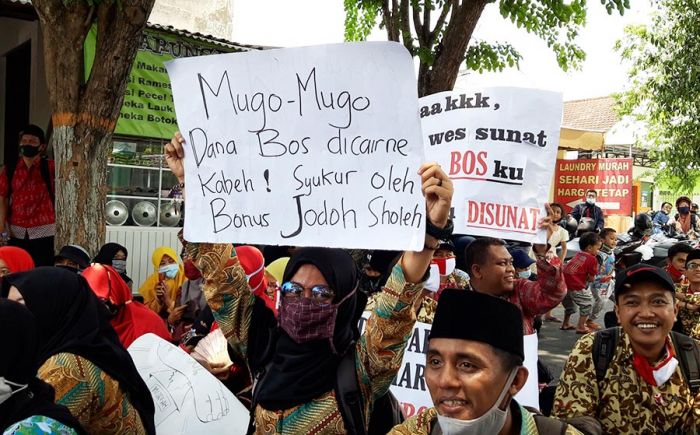 Tuntut Pencairan BOS-BOP Sesuai Regulasi, Ratusan Guru & Kepala Madrasah Demo Kemenag Kediri Tuntut Pencairan BOS-BOP Sesuai Regulasi, Ratusan Guru & Kepala Madrasah Demo Kemenag Kediri