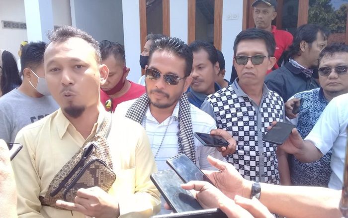 Anggap Ada Upaya Kriminalisasi, Puluhan Jurnalis Geruduk Polsek Giri Dukung Rekan Seprofesi Anggap Ada Upaya Kriminalisasi, Puluhan Jurnalis Geruduk Polsek Giri Dukung Rekan Seprofesi