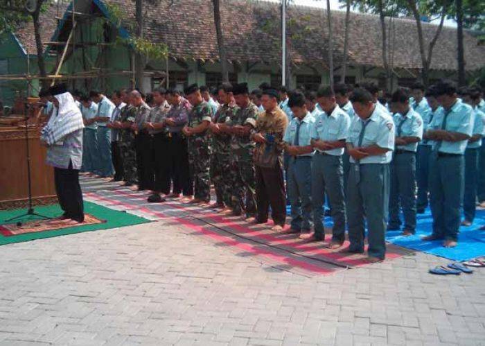 Masyarakat Ngawi Gelar Salat Istisqa secara Serentak Masyarakat Ngawi Gelar Salat Istisqa secara Serentak