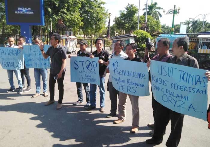 Wartawan Pamekasan Gelar Aksi Solidaritas untuk Oryza Ardiansyah