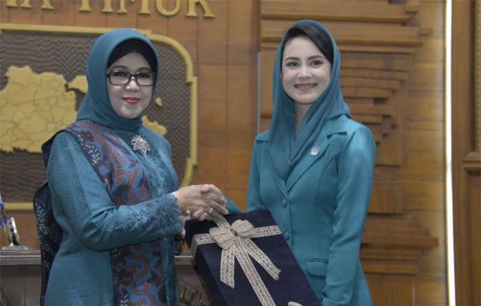 Pasca Keguguran, Arumi Tetap Jalani Pelantikan Ketua PKK Jatim Pasca Keguguran, Arumi Tetap Jalani Pelantikan Ketua PKK Jatim