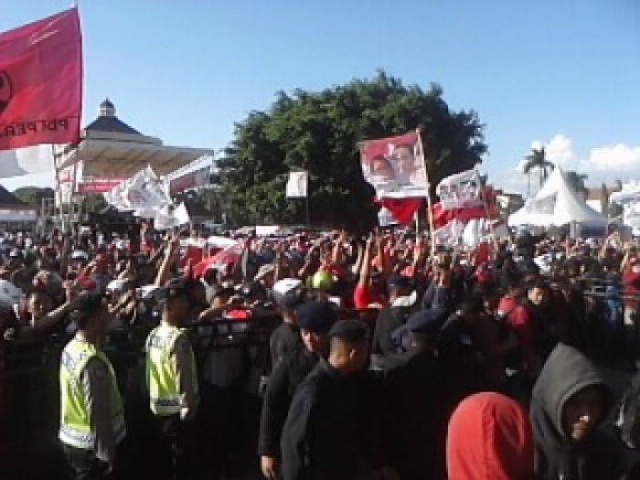 Grup Wali dan Dahlan Iskan Sedot Ribuan Pro Jokowi-JK di Ponorogo Grup Wali dan Dahlan Iskan Sedot Ribuan Pro Jokowi-JK di Ponorogo