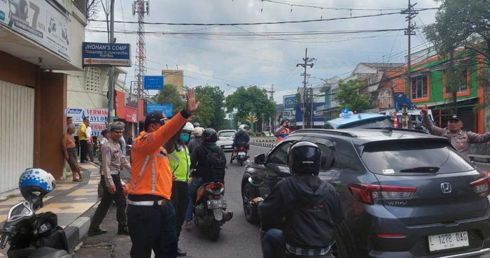 Taksi Terguling Usai Tabrak Trotoar di Sidoarjo