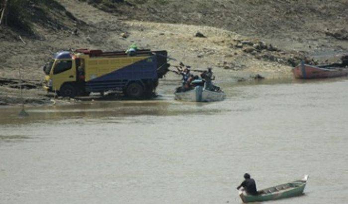 Satpol PP Bojonegoro Kualahan Tertibkan Penambang Pasir Mekanik Satpol PP Bojonegoro Kualahan Tertibkan Penambang Pasir Mekanik