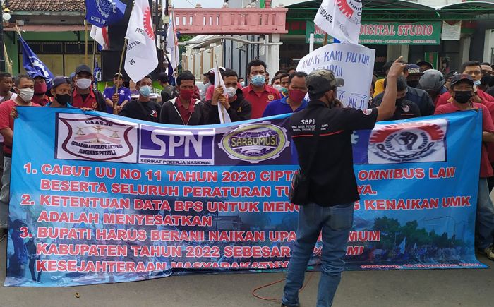 UMK Tak Kunjung Naik, Ratusan Buruh Demo di Depan Kantor DPRD Jombang