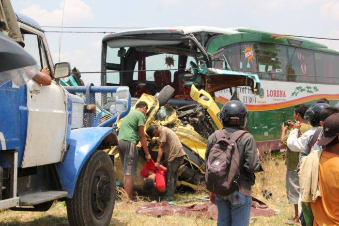 Truk VS Bus Lorena, Satu Tewas Dua Luka Parah